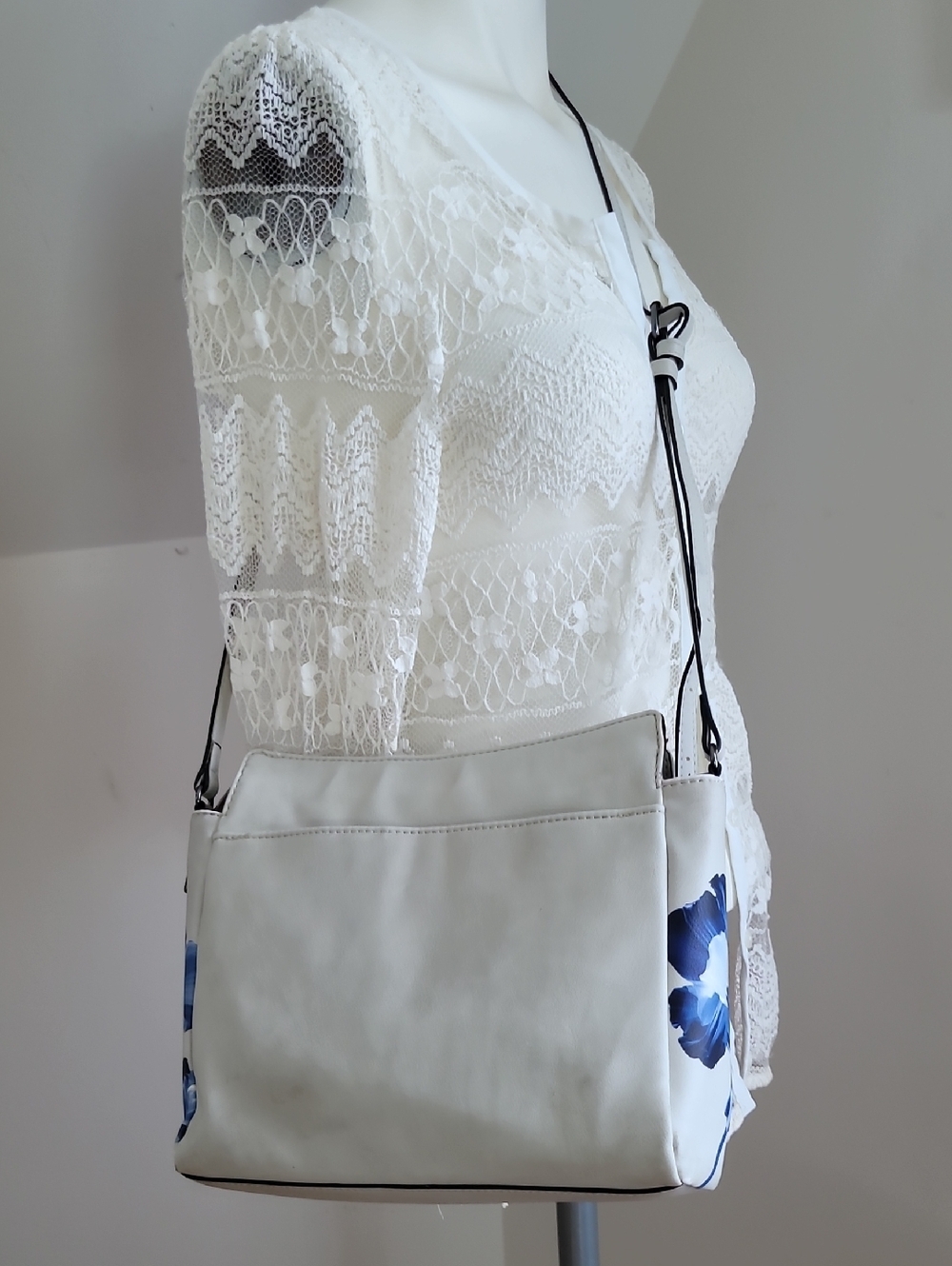 Simply Vera Vera Wang Cara Crossbody Bag. Blue Floral On Light Gray PU - Picture 6 of 14